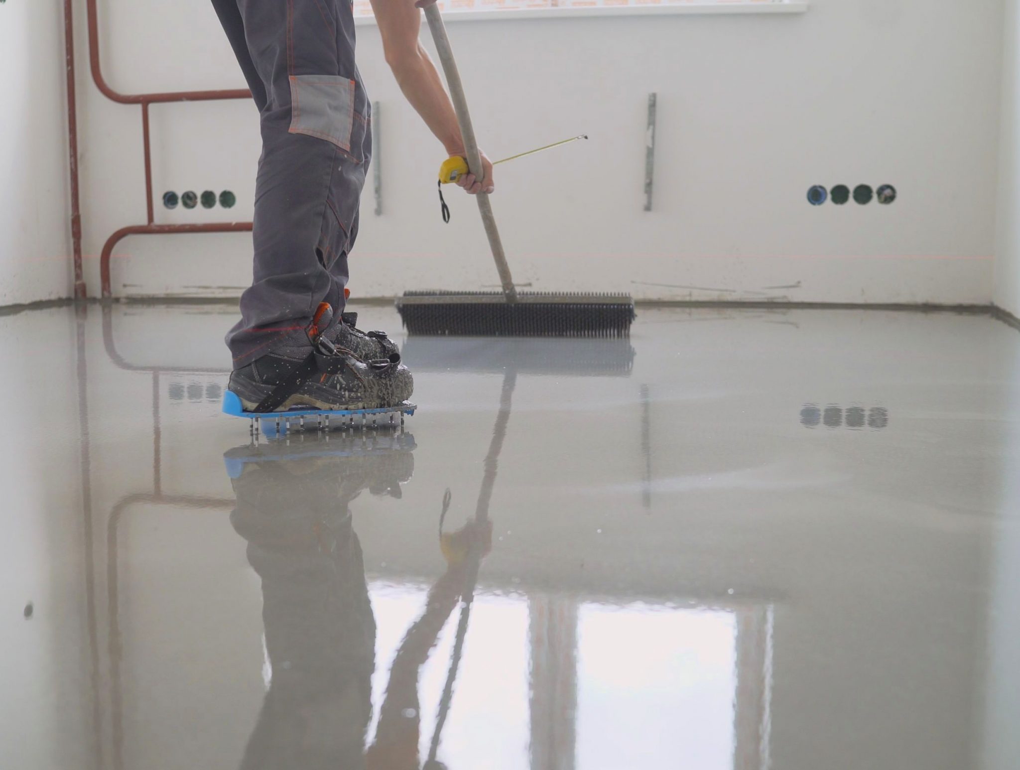 Leveling a floor with screed.